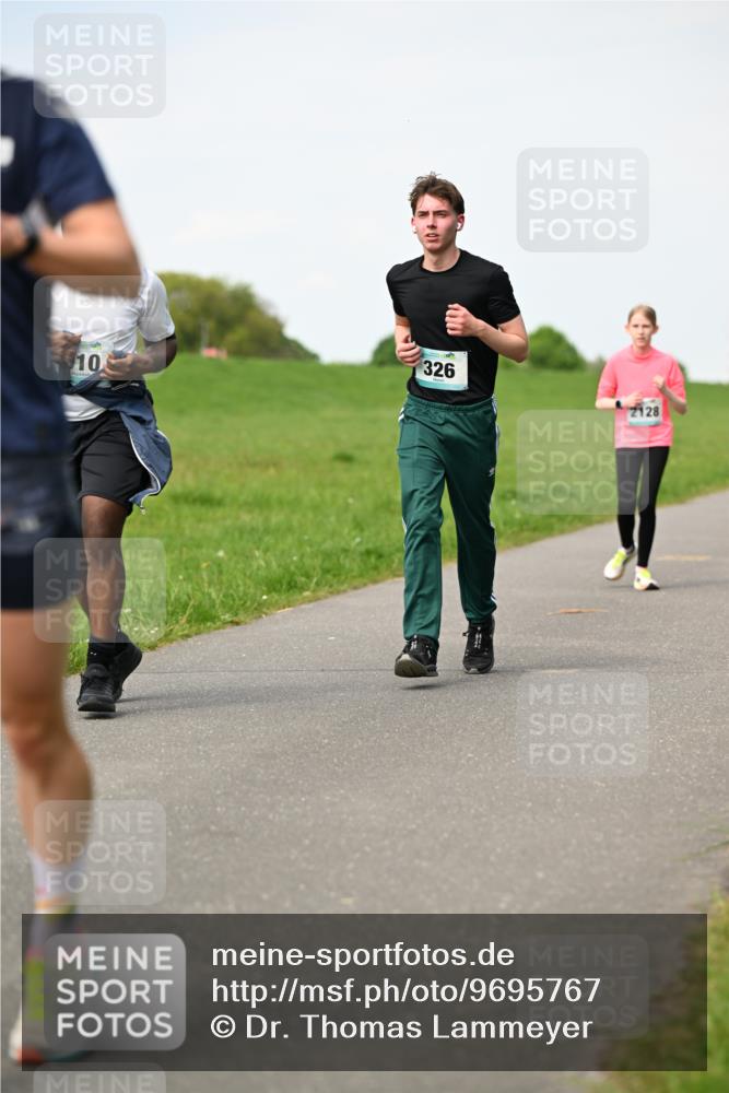 10.05.2026 - 8. Wedeler Halbmarathon Dr. Thomas Lammeyer http://msf.ph/oto/9695767 10.05.2026 11:21:58 Laufen 326, 2128 meine-sportfotos.de