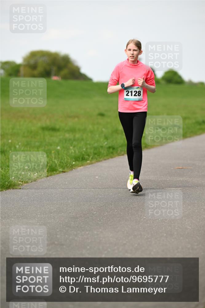 10.05.2026 - 8. Wedeler Halbmarathon Dr. Thomas Lammeyer http://msf.ph/oto/9695777 10.05.2026 11:22:00 Laufen 2128 meine-sportfotos.de
