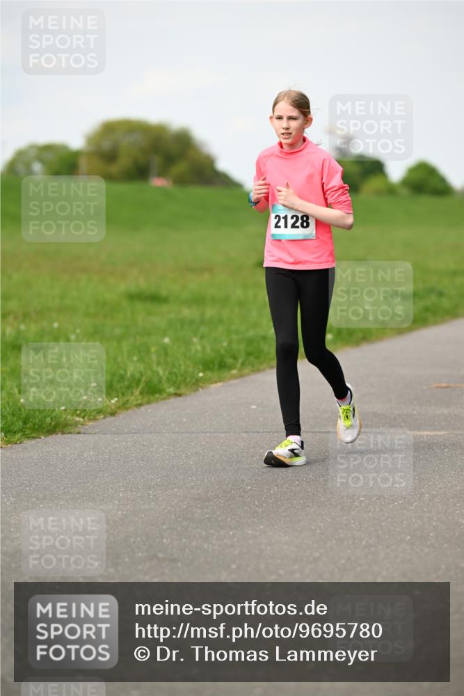 10.05.2026 - 8. Wedeler Halbmarathon Dr. Thomas Lammeyer http://msf.ph/oto/9695780 10.05.2026 11:22:01 Laufen 2128 meine-sportfotos.de