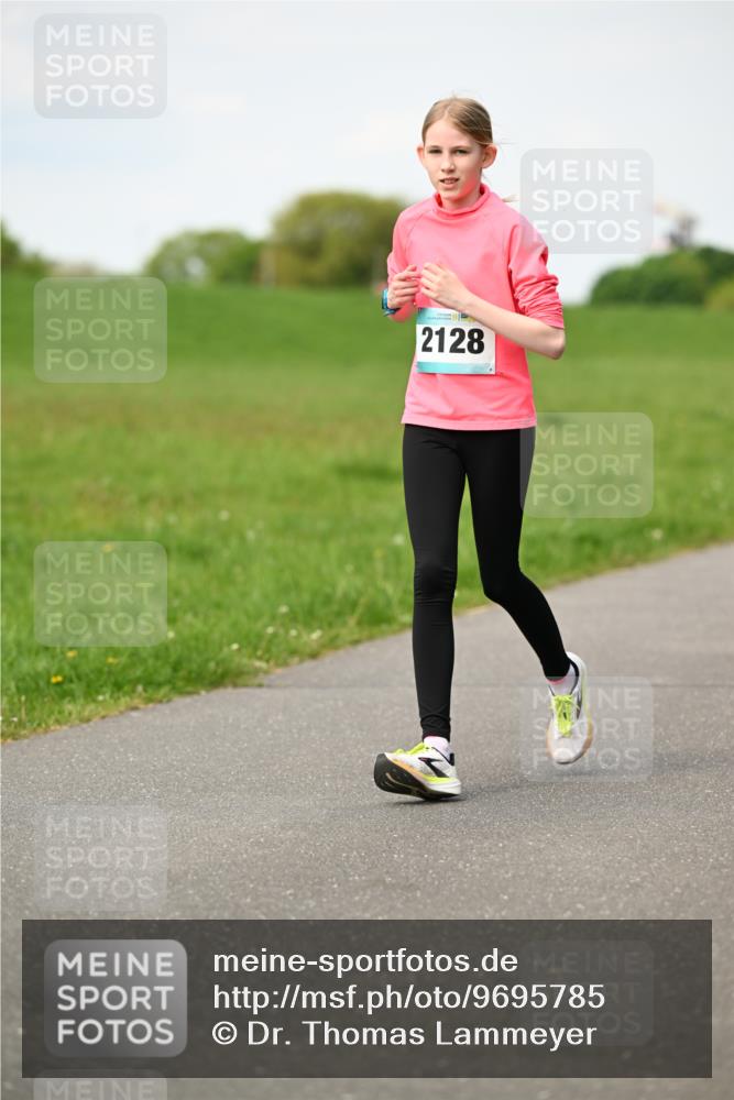 10.05.2026 - 8. Wedeler Halbmarathon Dr. Thomas Lammeyer http://msf.ph/oto/9695785 10.05.2026 11:22:01 Laufen 2128 meine-sportfotos.de