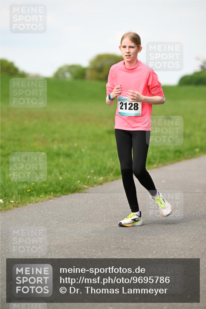 10.05.2026 - 8. Wedeler Halbmarathon Dr. Thomas Lammeyer http://msf.ph/oto/9695786 10.05.2026 11:22:01 Laufen 2128 meine-sportfotos.de