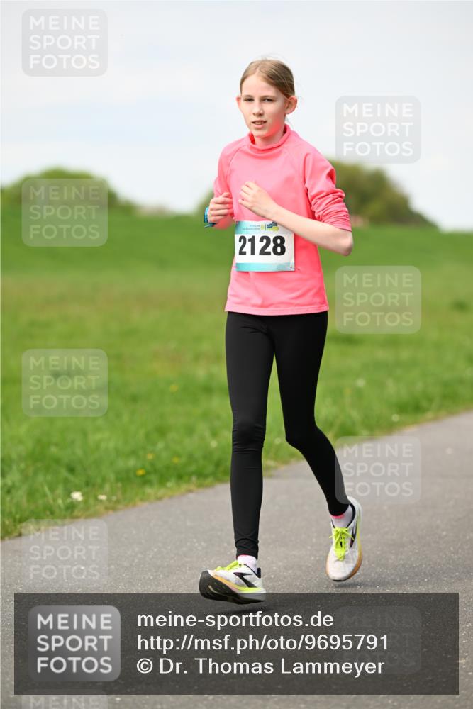 10.05.2026 - 8. Wedeler Halbmarathon Dr. Thomas Lammeyer http://msf.ph/oto/9695791 10.05.2026 11:22:02 Laufen 2128 meine-sportfotos.de