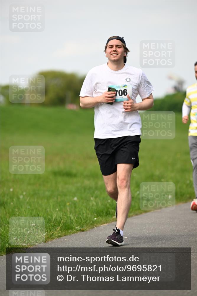 10.05.2026 - 8. Wedeler Halbmarathon Dr. Thomas Lammeyer http://msf.ph/oto/9695821 10.05.2026 11:22:10 Laufen 706 meine-sportfotos.de