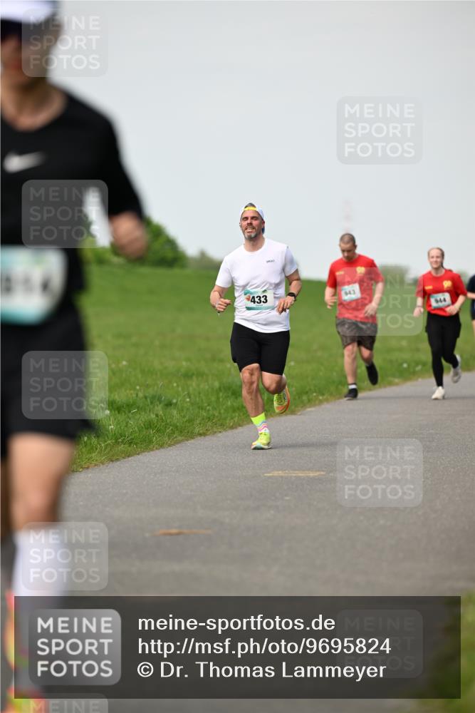 10.05.2026 - 8. Wedeler Halbmarathon Dr. Thomas Lammeyer http://msf.ph/oto/9695824 10.05.2026 11:22:12 Laufen 433, 944 meine-sportfotos.de