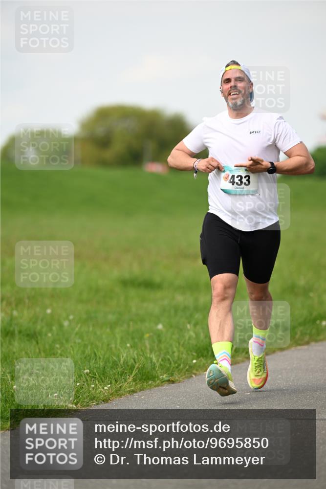 10.05.2026 - 8. Wedeler Halbmarathon Dr. Thomas Lammeyer http://msf.ph/oto/9695850 10.05.2026 11:22:15 Laufen 433 meine-sportfotos.de