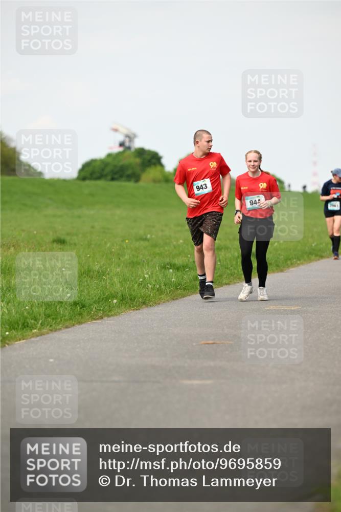 10.05.2026 - 8. Wedeler Halbmarathon Dr. Thomas Lammeyer http://msf.ph/oto/9695859 10.05.2026 11:22:17 Laufen 943, 944 meine-sportfotos.de