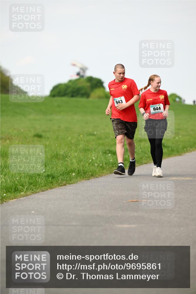 10.05.2026 - 8. Wedeler Halbmarathon Dr. Thomas Lammeyer http://msf.ph/oto/9695861 10.05.2026 11:22:18 Laufen 943, 944 meine-sportfotos.de