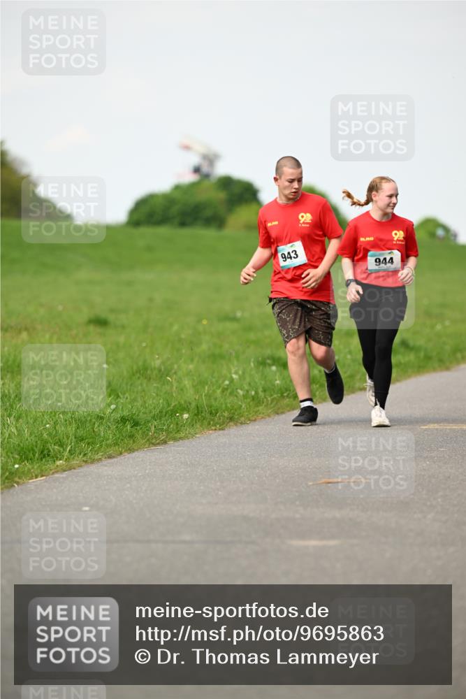 10.05.2026 - 8. Wedeler Halbmarathon Dr. Thomas Lammeyer http://msf.ph/oto/9695863 10.05.2026 11:22:18 Laufen 943, 944 meine-sportfotos.de