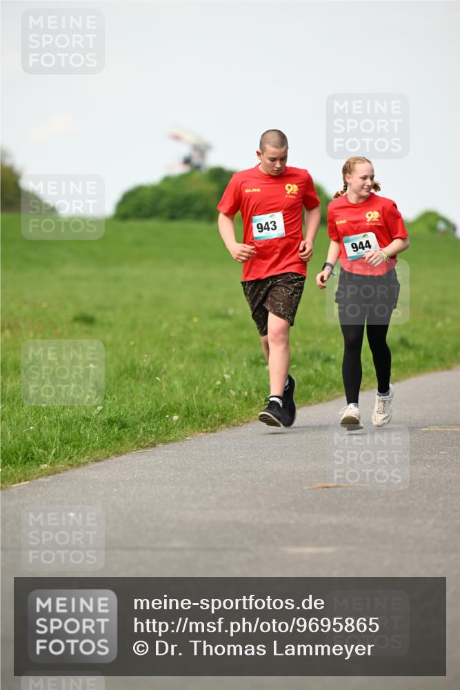10.05.2026 - 8. Wedeler Halbmarathon Dr. Thomas Lammeyer http://msf.ph/oto/9695865 10.05.2026 11:22:18 Laufen 943, 944 meine-sportfotos.de