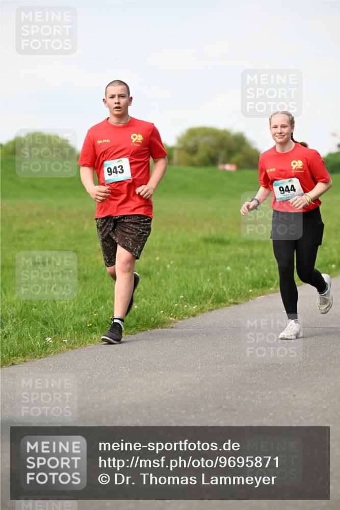 10.05.2026 - 8. Wedeler Halbmarathon Dr. Thomas Lammeyer http://msf.ph/oto/9695871 10.05.2026 11:22:22 Laufen 943, 944 meine-sportfotos.de