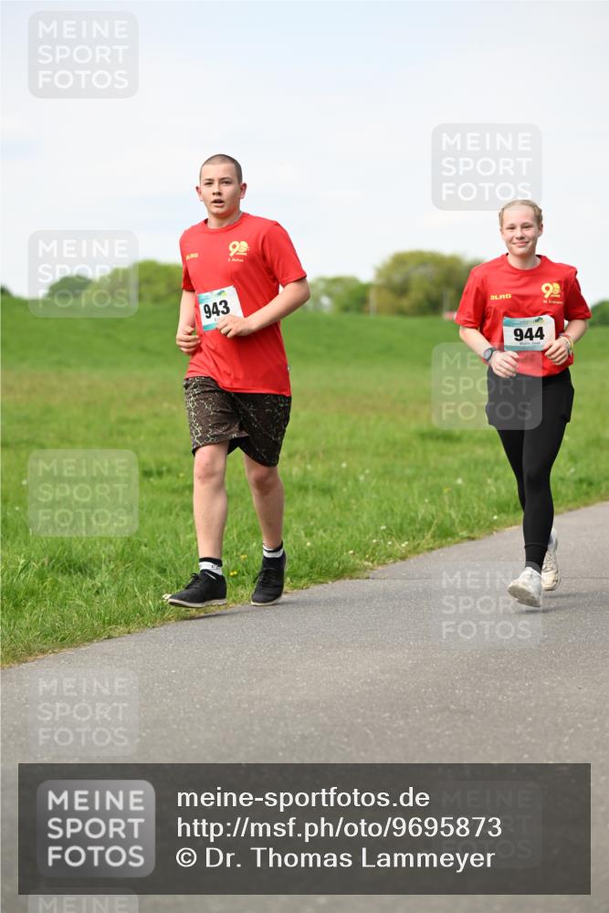10.05.2026 - 8. Wedeler Halbmarathon Dr. Thomas Lammeyer http://msf.ph/oto/9695873 10.05.2026 11:22:22 Laufen 943, 944 meine-sportfotos.de