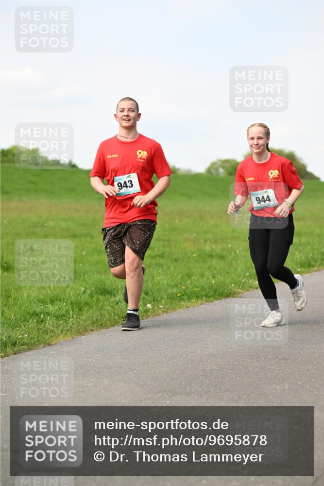 10.05.2026 - 8. Wedeler Halbmarathon Dr. Thomas Lammeyer http://msf.ph/oto/9695878 10.05.2026 11:22:22 Laufen 943, 944 meine-sportfotos.de