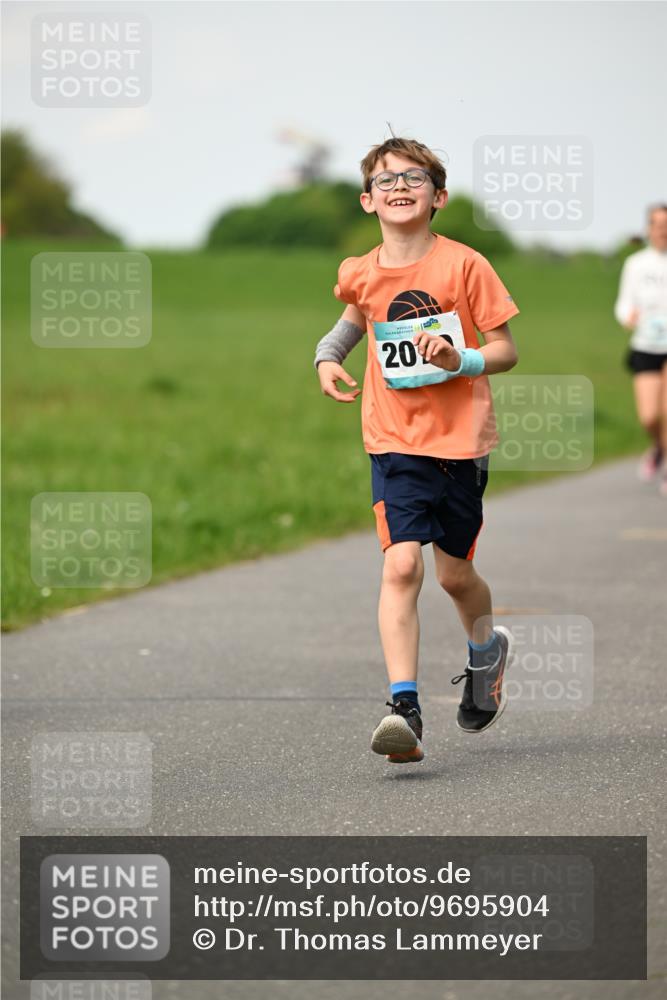 10.05.2026 - 8. Wedeler Halbmarathon Dr. Thomas Lammeyer http://msf.ph/oto/9695904 10.05.2026 11:22:29 Laufen  meine-sportfotos.de