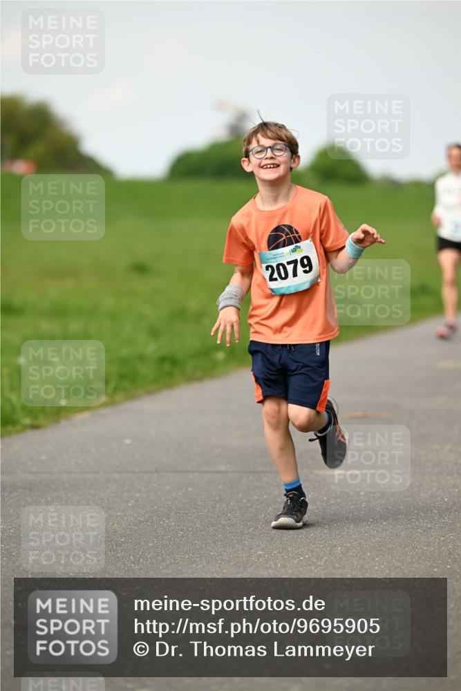 10.05.2026 - 8. Wedeler Halbmarathon Dr. Thomas Lammeyer http://msf.ph/oto/9695905 10.05.2026 11:22:29 Laufen 2079 meine-sportfotos.de