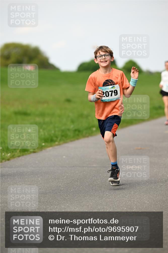 10.05.2026 - 8. Wedeler Halbmarathon Dr. Thomas Lammeyer http://msf.ph/oto/9695907 10.05.2026 11:22:29 Laufen 2079 meine-sportfotos.de