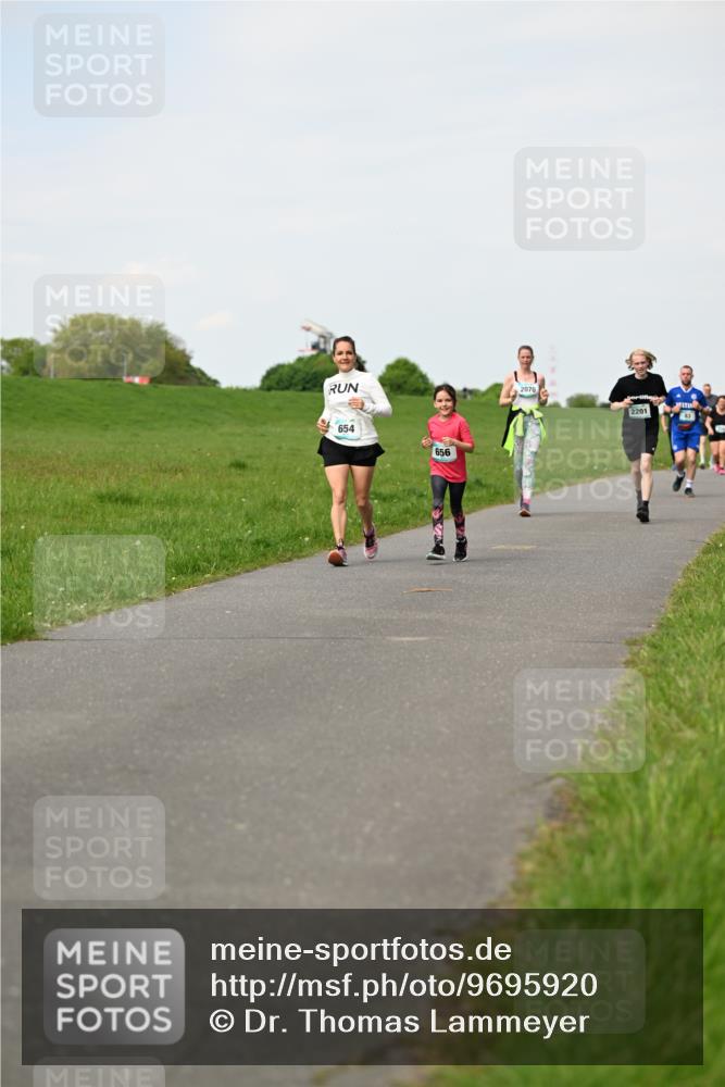 10.05.2026 - 8. Wedeler Halbmarathon Dr. Thomas Lammeyer http://msf.ph/oto/9695920 10.05.2026 11:22:32 Laufen 654, 656, 2070, 2201 meine-sportfotos.de