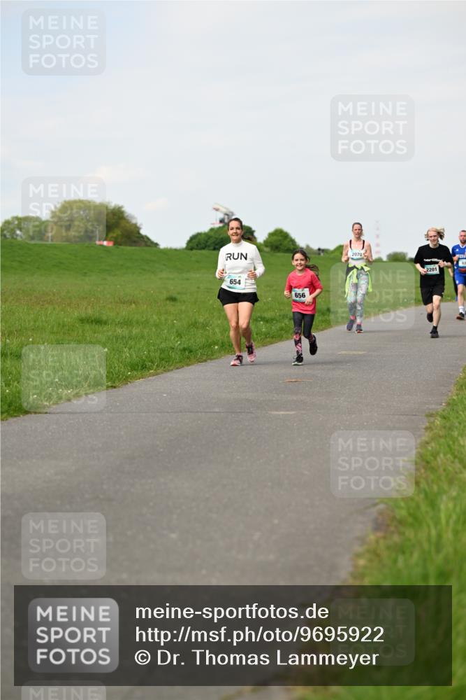 10.05.2026 - 8. Wedeler Halbmarathon Dr. Thomas Lammeyer http://msf.ph/oto/9695922 10.05.2026 11:22:32 Laufen 654, 656, 2070, 2201 meine-sportfotos.de