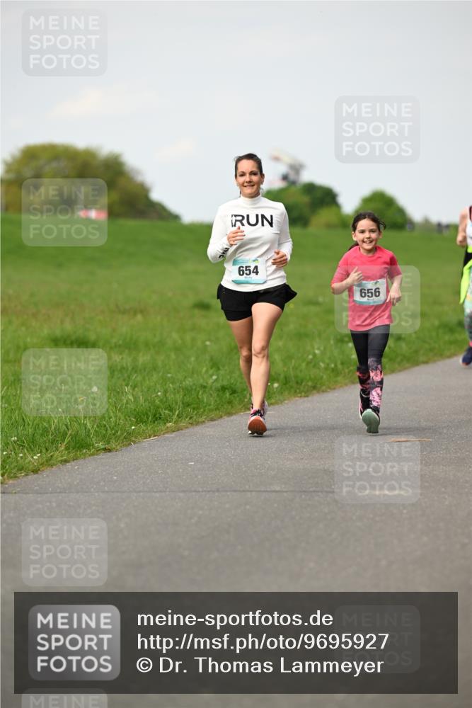 10.05.2026 - 8. Wedeler Halbmarathon Dr. Thomas Lammeyer http://msf.ph/oto/9695927 10.05.2026 11:22:33 Laufen 654, 656 meine-sportfotos.de