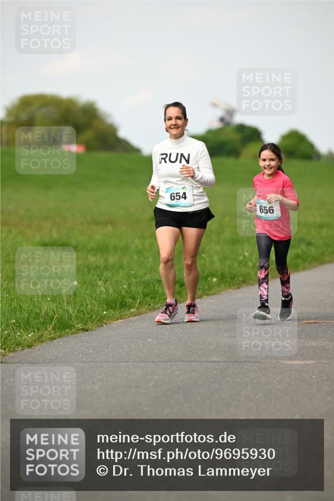 10.05.2026 - 8. Wedeler Halbmarathon Dr. Thomas Lammeyer http://msf.ph/oto/9695930 10.05.2026 11:22:33 Laufen 654, 656 meine-sportfotos.de