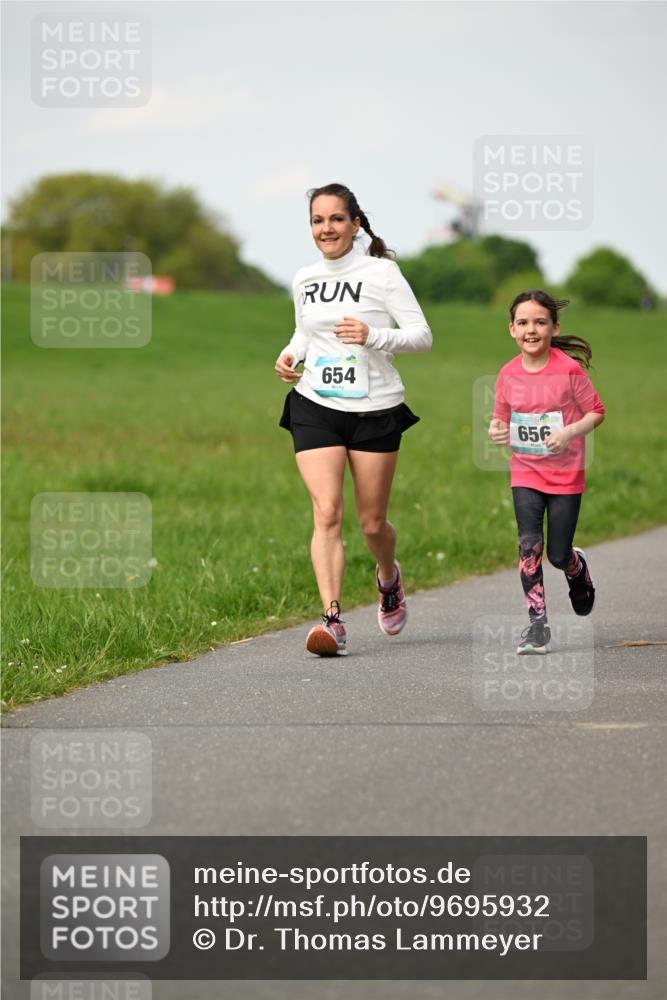 10.05.2026 - 8. Wedeler Halbmarathon Dr. Thomas Lammeyer http://msf.ph/oto/9695932 10.05.2026 11:22:33 Laufen 654, 656 meine-sportfotos.de