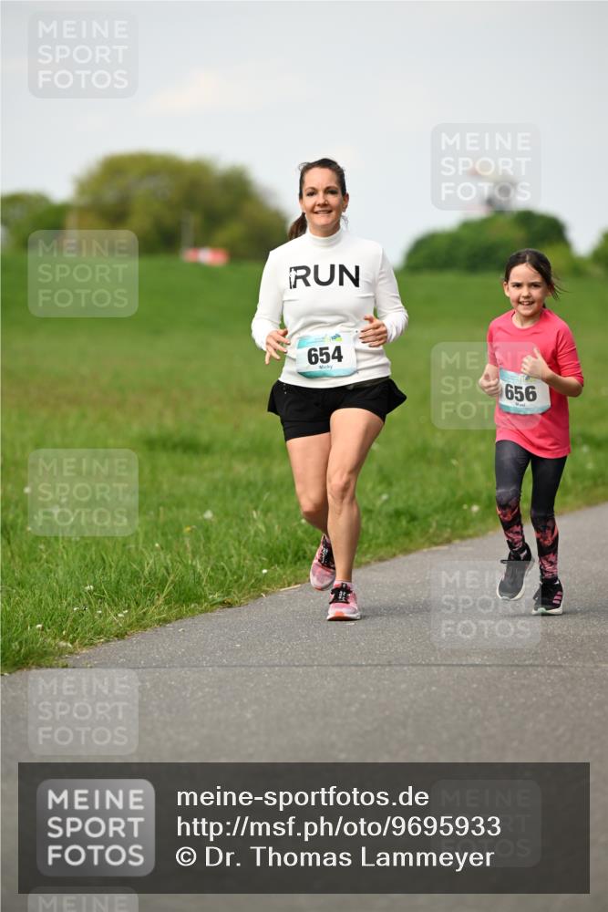 10.05.2026 - 8. Wedeler Halbmarathon Dr. Thomas Lammeyer http://msf.ph/oto/9695933 10.05.2026 11:22:33 Laufen 654, 656 meine-sportfotos.de