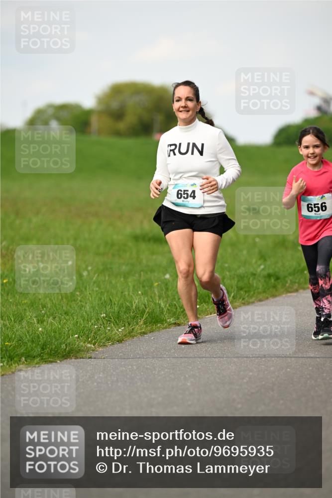 10.05.2026 - 8. Wedeler Halbmarathon Dr. Thomas Lammeyer http://msf.ph/oto/9695935 10.05.2026 11:22:34 Laufen 654, 656 meine-sportfotos.de