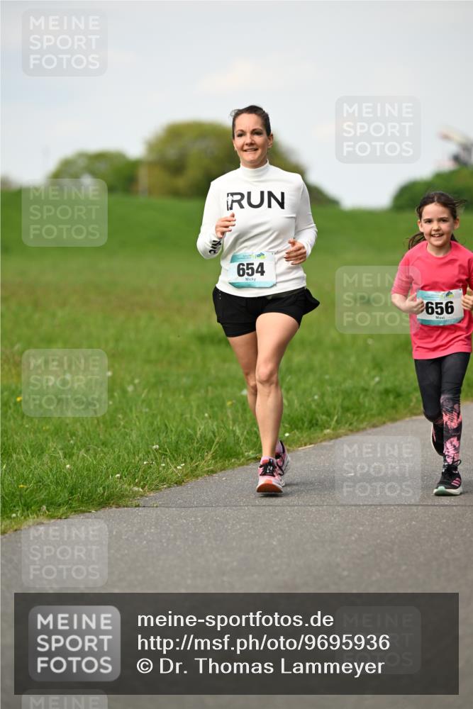 10.05.2026 - 8. Wedeler Halbmarathon Dr. Thomas Lammeyer http://msf.ph/oto/9695936 10.05.2026 11:22:34 Laufen 654, 656 meine-sportfotos.de
