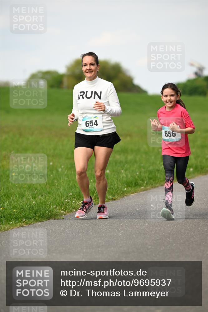 10.05.2026 - 8. Wedeler Halbmarathon Dr. Thomas Lammeyer http://msf.ph/oto/9695937 10.05.2026 11:22:34 Laufen 654, 656 meine-sportfotos.de