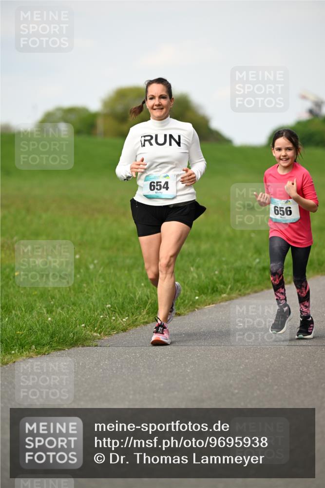 10.05.2026 - 8. Wedeler Halbmarathon Dr. Thomas Lammeyer http://msf.ph/oto/9695938 10.05.2026 11:22:34 Laufen 654, 656 meine-sportfotos.de