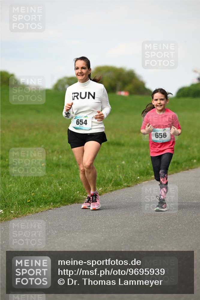 10.05.2026 - 8. Wedeler Halbmarathon Dr. Thomas Lammeyer http://msf.ph/oto/9695939 10.05.2026 11:22:35 Laufen 654, 656 meine-sportfotos.de