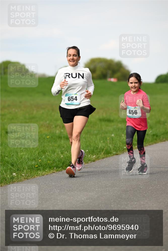 10.05.2026 - 8. Wedeler Halbmarathon Dr. Thomas Lammeyer http://msf.ph/oto/9695940 10.05.2026 11:22:35 Laufen 654, 656 meine-sportfotos.de