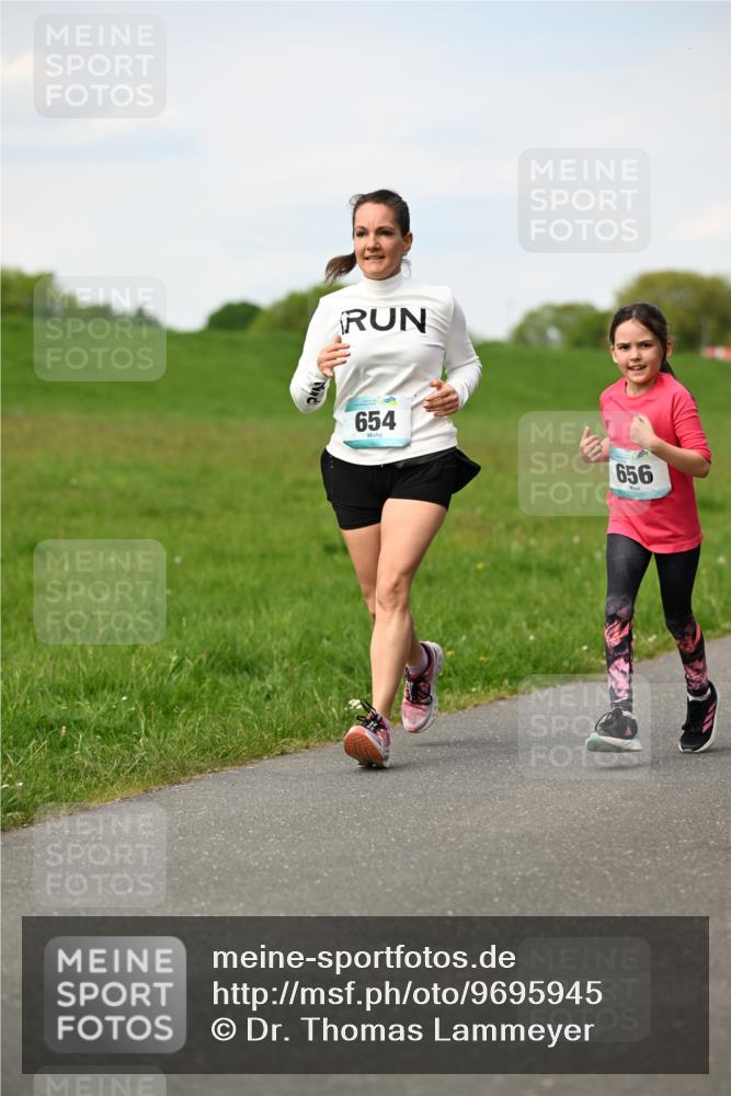 10.05.2026 - 8. Wedeler Halbmarathon Dr. Thomas Lammeyer http://msf.ph/oto/9695945 10.05.2026 11:22:35 Laufen 654, 656 meine-sportfotos.de