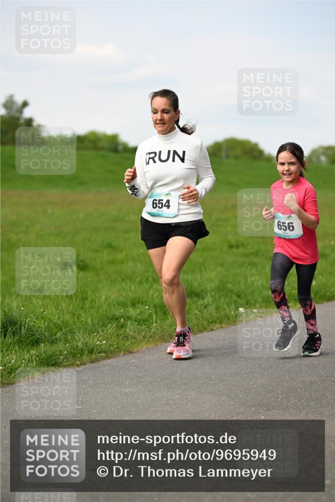10.05.2026 - 8. Wedeler Halbmarathon Dr. Thomas Lammeyer http://msf.ph/oto/9695949 10.05.2026 11:22:36 Laufen 654, 656 meine-sportfotos.de