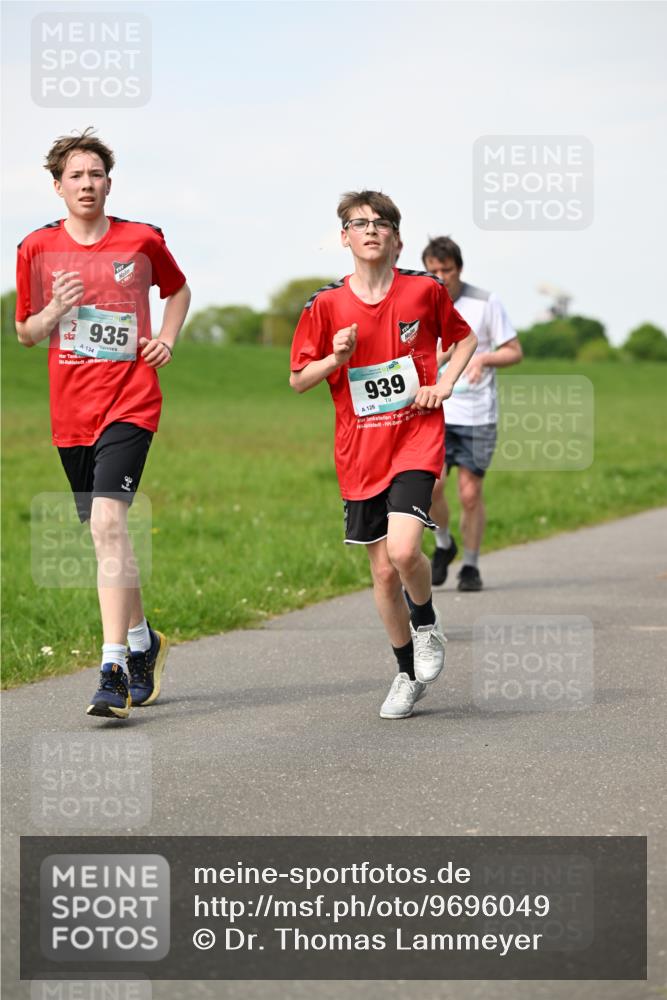 10.05.2026 - 8. Wedeler Halbmarathon Dr. Thomas Lammeyer http://msf.ph/oto/9696049 10.05.2026 11:23:02 Laufen 935, 4134, 939, 126 meine-sportfotos.de