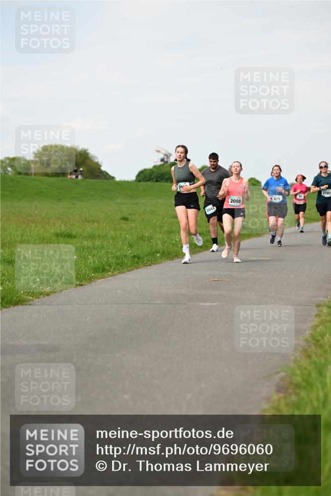 10.05.2026 - 8. Wedeler Halbmarathon Dr. Thomas Lammeyer http://msf.ph/oto/9696060 10.05.2026 11:23:05 Laufen 2042, 2098, 971, 2101 meine-sportfotos.de