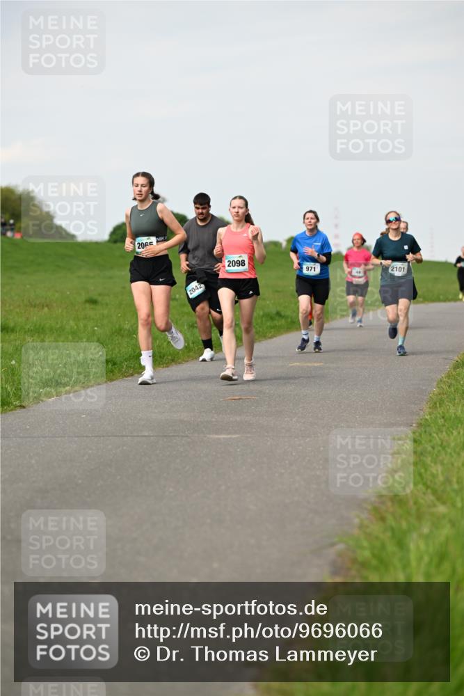 10.05.2026 - 8. Wedeler Halbmarathon Dr. Thomas Lammeyer http://msf.ph/oto/9696066 10.05.2026 11:23:06 Laufen 2065, 2042, 2098, 971, 2101 meine-sportfotos.de