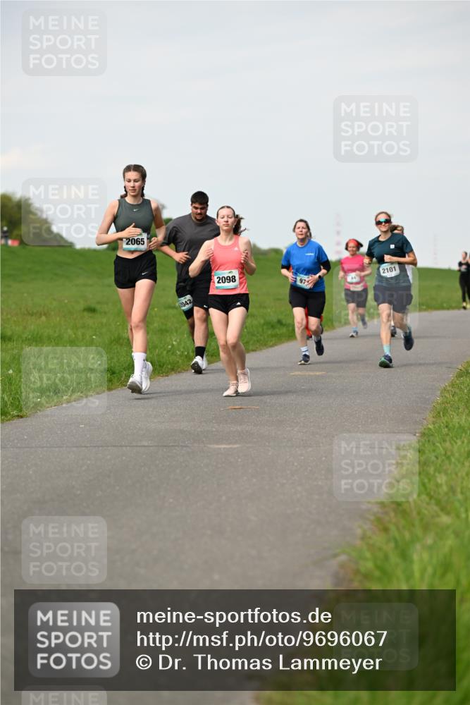 10.05.2026 - 8. Wedeler Halbmarathon Dr. Thomas Lammeyer http://msf.ph/oto/9696067 10.05.2026 11:23:06 Laufen 2065, 2042, 2098, 2101 meine-sportfotos.de
