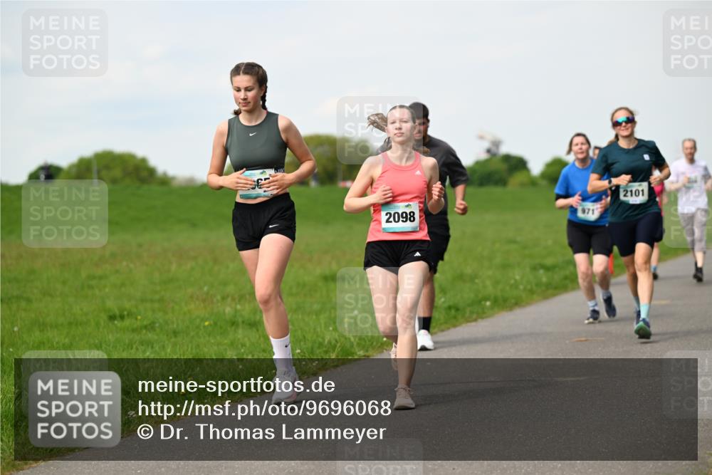 10.05.2026 - 8. Wedeler Halbmarathon Dr. Thomas Lammeyer http://msf.ph/oto/9696068 10.05.2026 11:23:08 Laufen 2098, 2101 meine-sportfotos.de