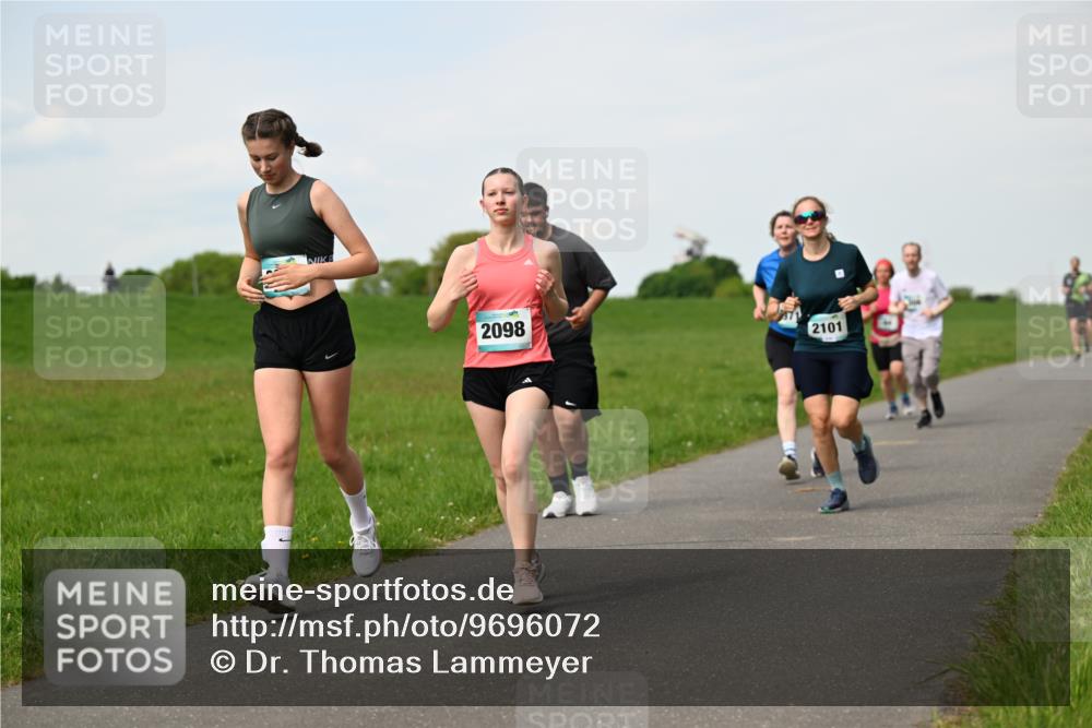 10.05.2026 - 8. Wedeler Halbmarathon Dr. Thomas Lammeyer http://msf.ph/oto/9696072 10.05.2026 11:23:09 Laufen 2098, 2101 meine-sportfotos.de