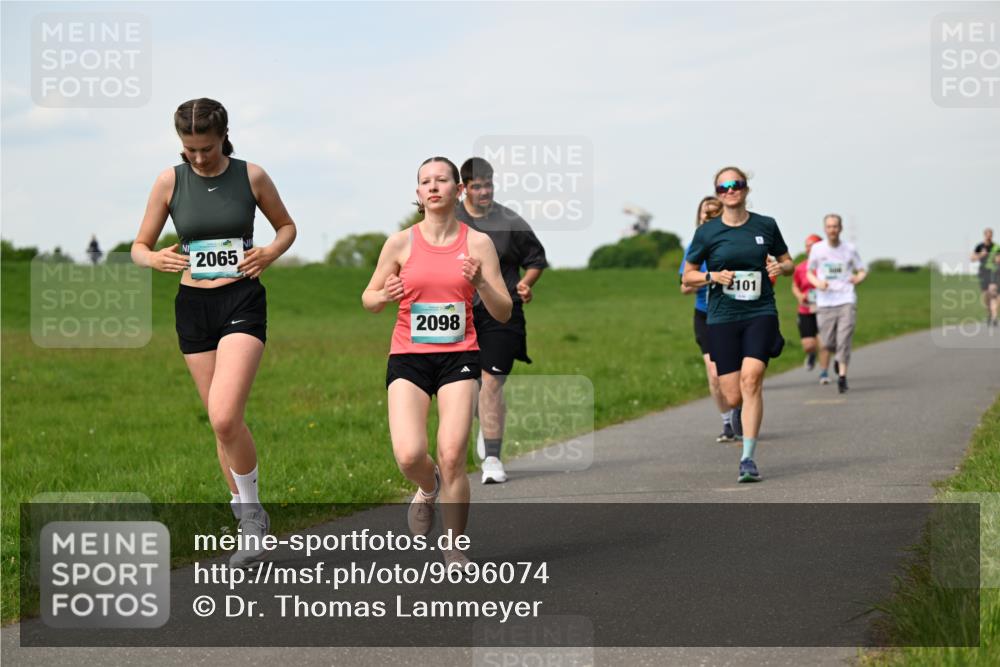 10.05.2026 - 8. Wedeler Halbmarathon Dr. Thomas Lammeyer http://msf.ph/oto/9696074 10.05.2026 11:23:09 Laufen 2065, 2098, 101 meine-sportfotos.de