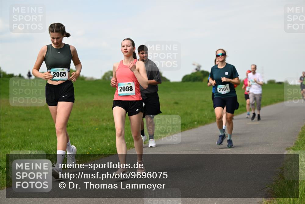 10.05.2026 - 8. Wedeler Halbmarathon Dr. Thomas Lammeyer http://msf.ph/oto/9696075 10.05.2026 11:23:09 Laufen 2065, 2098, 2101 meine-sportfotos.de