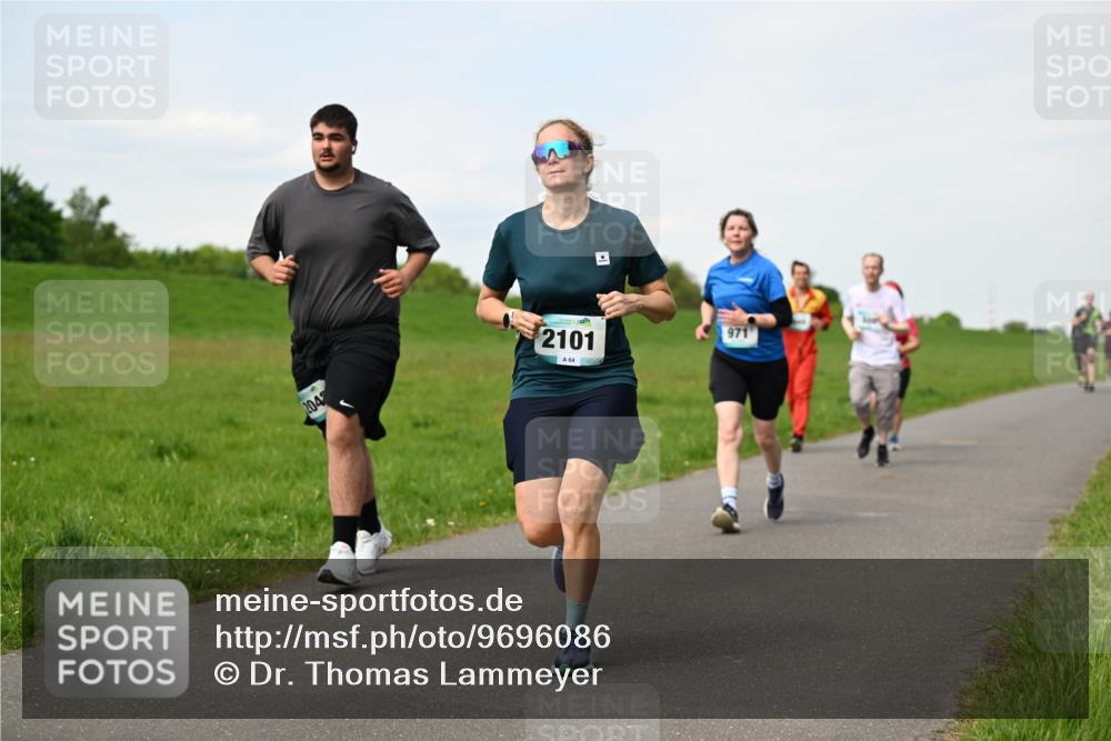 10.05.2026 - 8. Wedeler Halbmarathon Dr. Thomas Lammeyer http://msf.ph/oto/9696086 10.05.2026 11:23:11 Laufen 2042, 2101, 971 meine-sportfotos.de