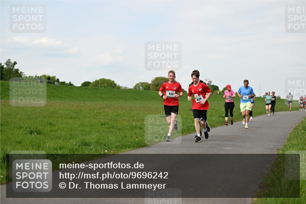 10.05.2026 - 8. Wedeler Halbmarathon Dr. Thomas Lammeyer http://msf.ph/oto/9696242 10.05.2026 11:23:57 Laufen 928, 936 meine-sportfotos.de