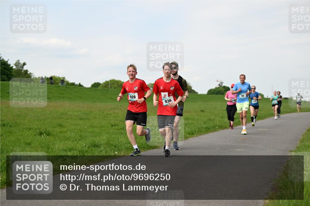 10.05.2026 - 8. Wedeler Halbmarathon Dr. Thomas Lammeyer http://msf.ph/oto/9696250 10.05.2026 11:23:59 Laufen 928, 936, 2239 meine-sportfotos.de