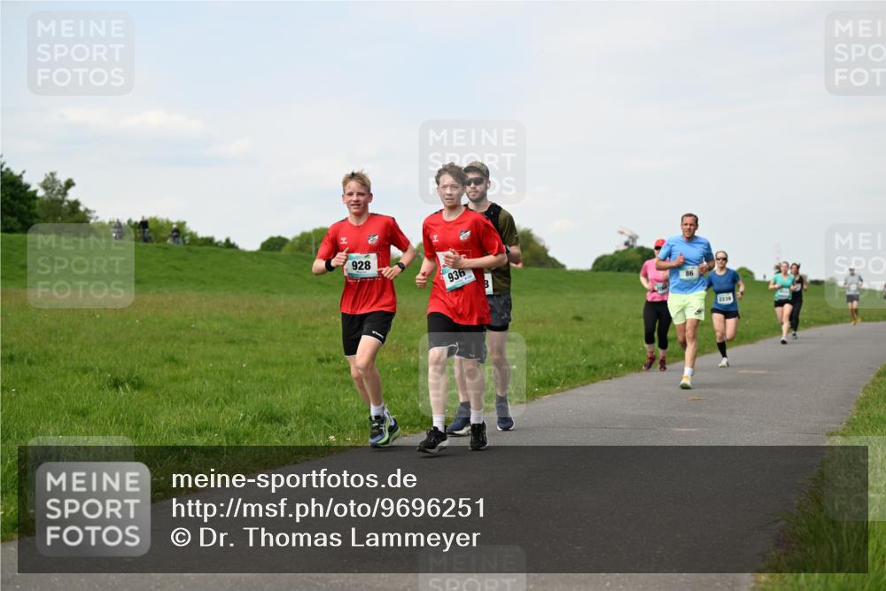 10.05.2026 - 8. Wedeler Halbmarathon Dr. Thomas Lammeyer http://msf.ph/oto/9696251 10.05.2026 11:23:59 Laufen 928, 936, 2239 meine-sportfotos.de