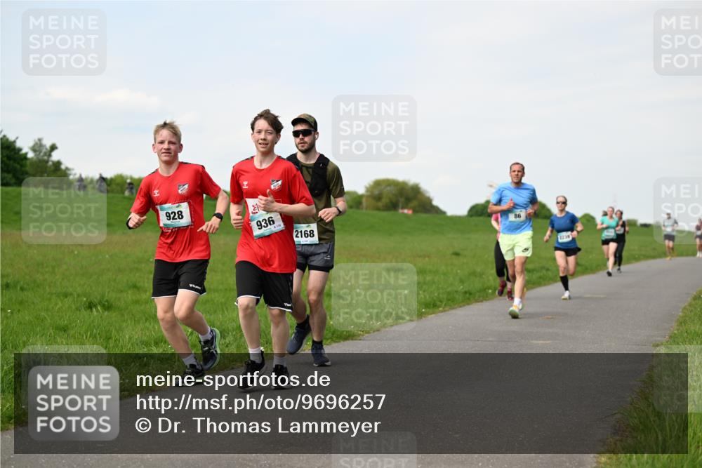 10.05.2026 - 8. Wedeler Halbmarathon Dr. Thomas Lammeyer http://msf.ph/oto/9696257 10.05.2026 11:23:59 Laufen 928, 936, 2168, 2239 meine-sportfotos.de