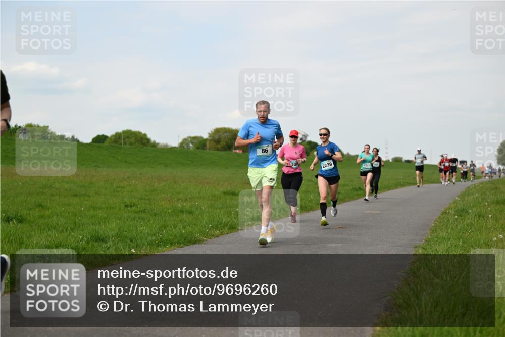 10.05.2026 - 8. Wedeler Halbmarathon Dr. Thomas Lammeyer http://msf.ph/oto/9696260 10.05.2026 11:24:01 Laufen 206, 2239, 2223, 427 meine-sportfotos.de