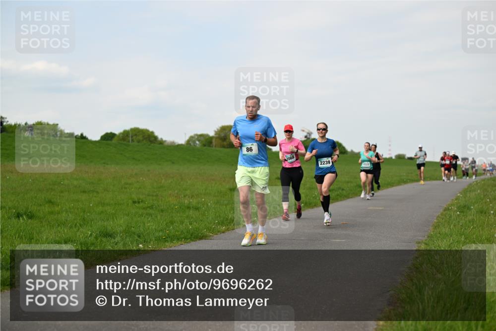 10.05.2026 - 8. Wedeler Halbmarathon Dr. Thomas Lammeyer http://msf.ph/oto/9696262 10.05.2026 11:24:01 Laufen 2068, 2239, 2223 meine-sportfotos.de