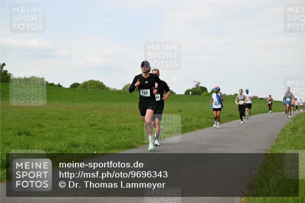 10.05.2026 - 8. Wedeler Halbmarathon Dr. Thomas Lammeyer http://msf.ph/oto/9696343 10.05.2026 11:24:20 Laufen 122 meine-sportfotos.de