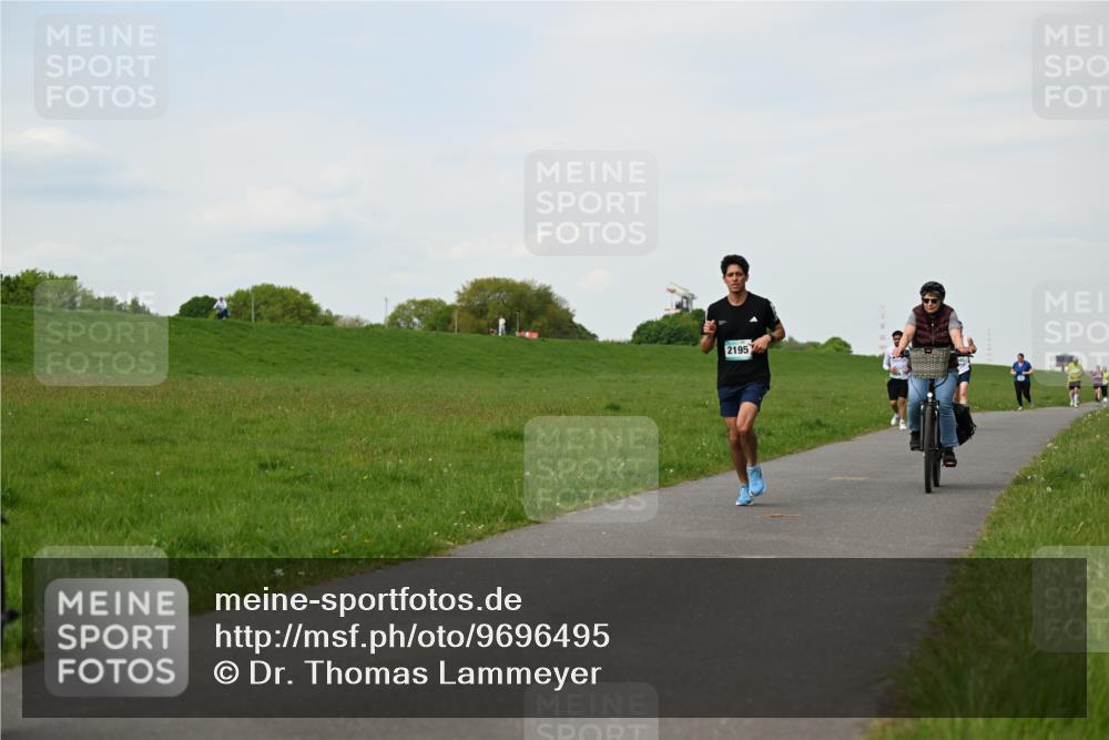 10.05.2026 - 8. Wedeler Halbmarathon Dr. Thomas Lammeyer http://msf.ph/oto/9696495 10.05.2026 11:25:02 Laufen 2195 meine-sportfotos.de